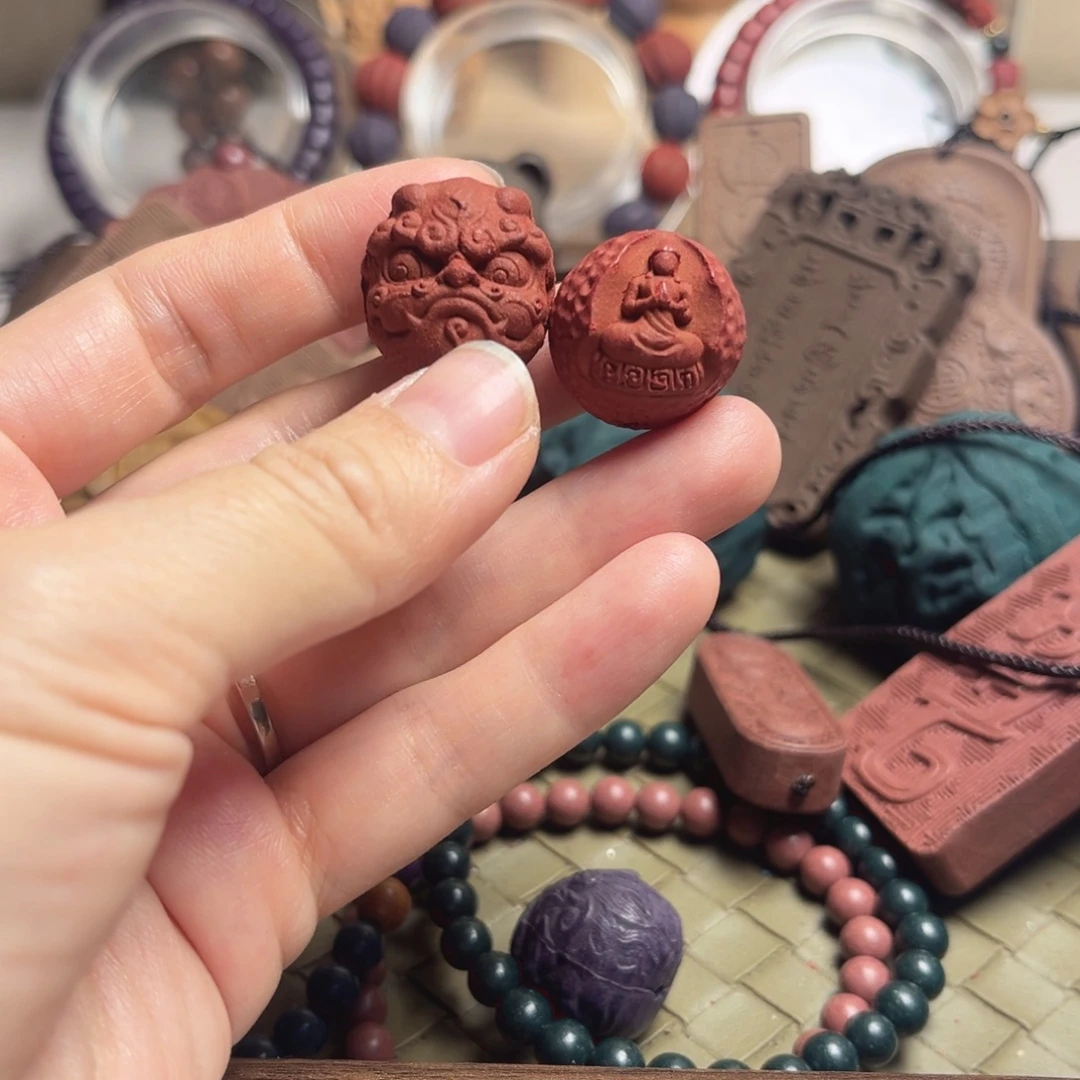 泥塑1.8的红麝麒麟珠➕无相珠各1个