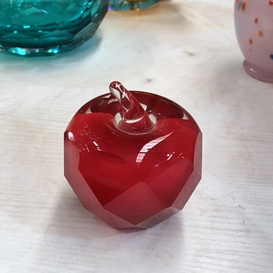 琉璃花瓶高10厘米宽8厘米