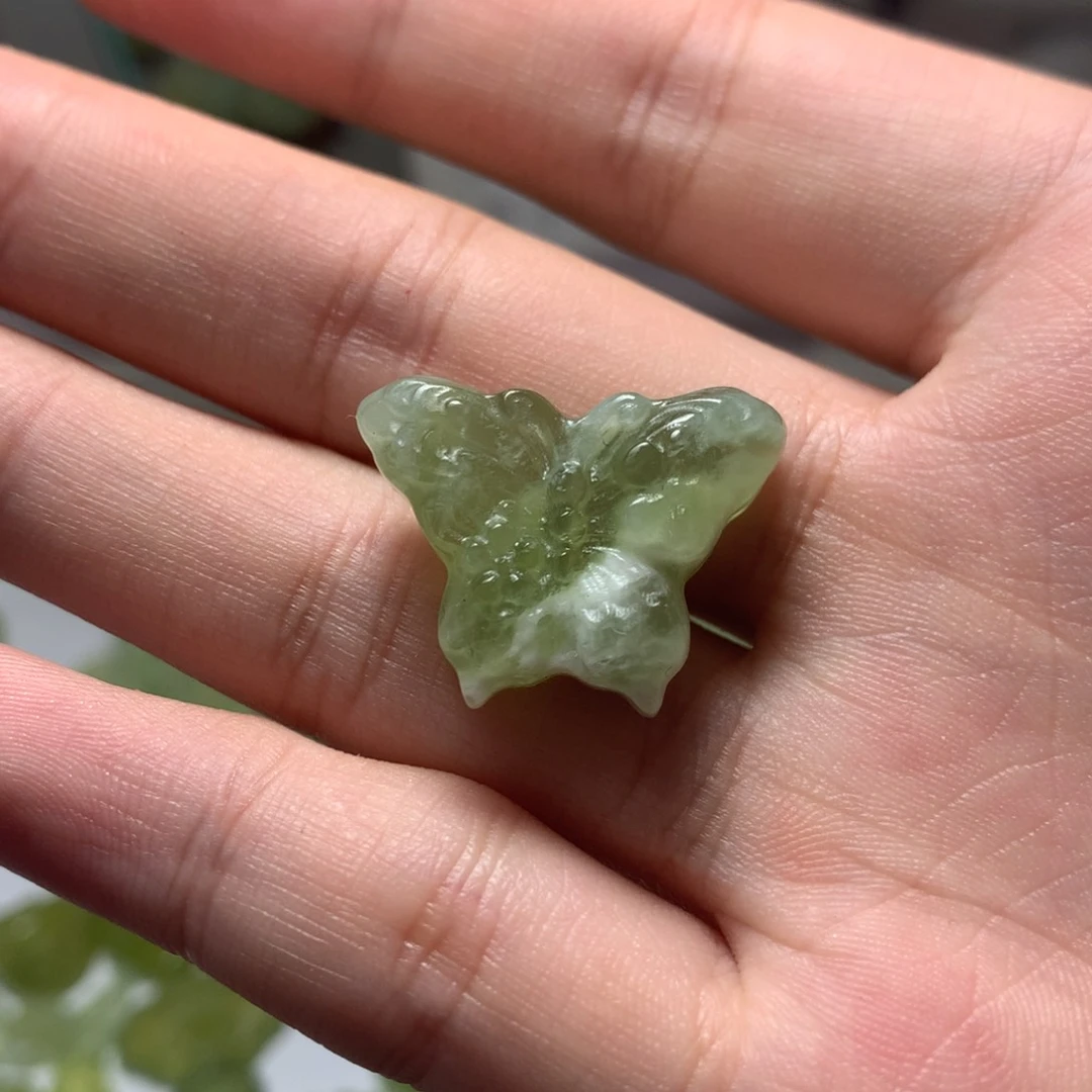 岫玉未镶嵌颈饰……