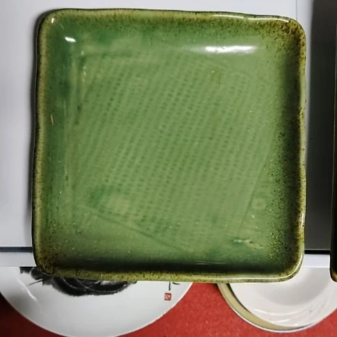 瓷片瓷片，各种摆件，盘，碗，沙锅，均有瑕疵。