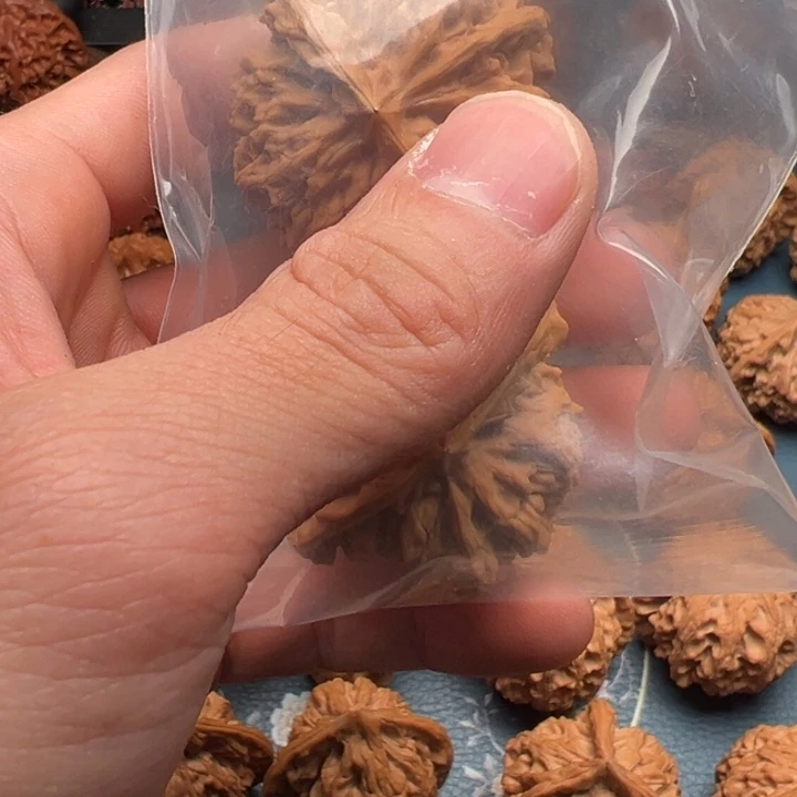 桃核吊坠争***布发给哥哥哥哥