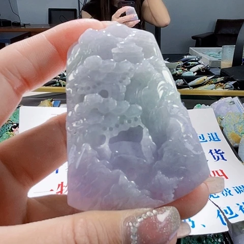 翡翠未镶嵌颈饰一个