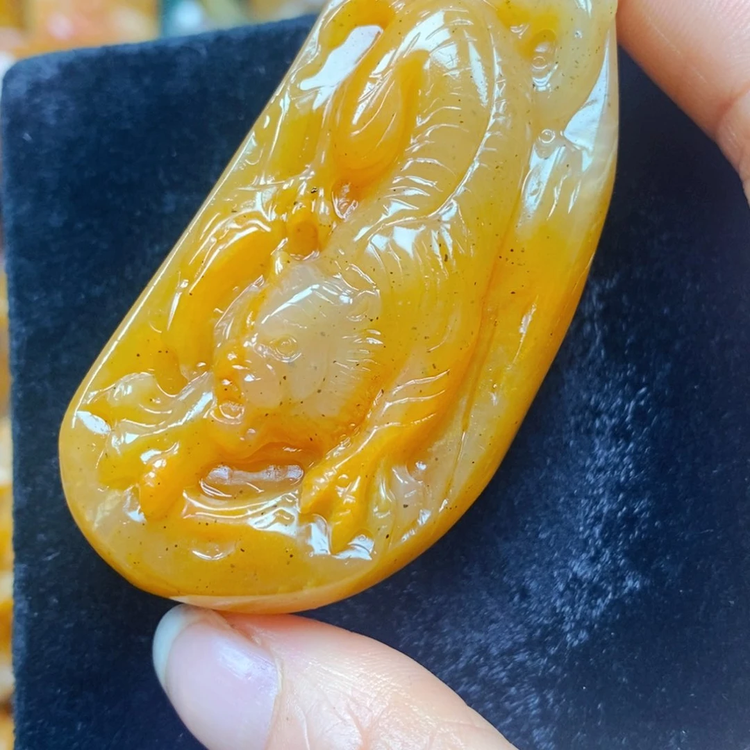 未镶嵌石英质玉（黄龙玉）颈饰