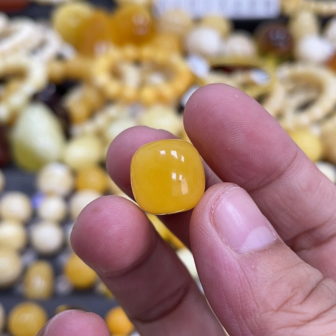 未镶嵌蜜蜡裸石13.4*13.2mm瑕疵焦皮