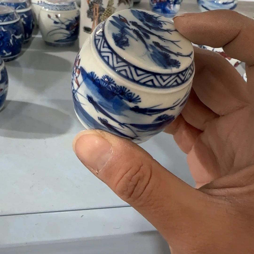瓷片瓷器上还写满红花绿