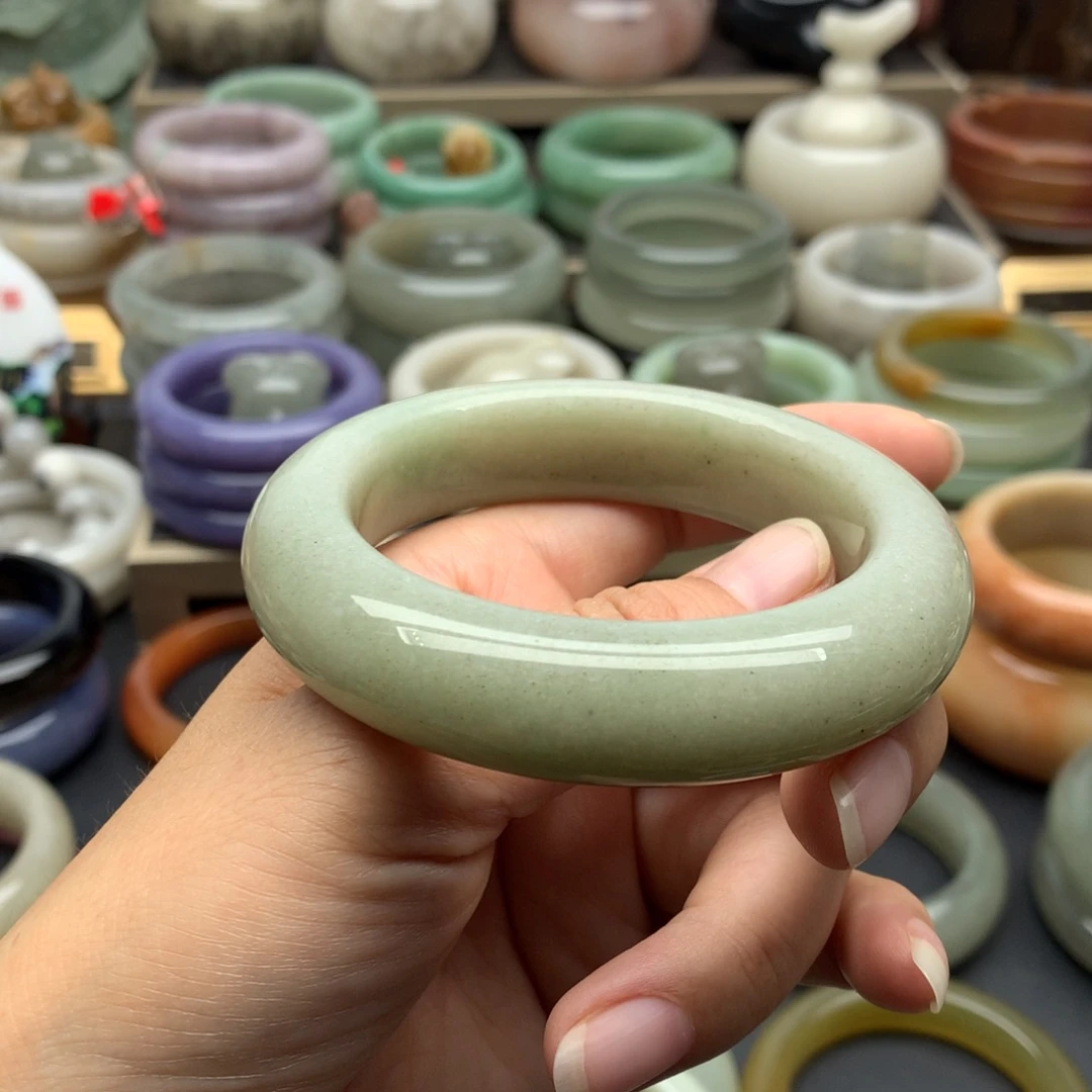 星***光石英质玉（佘太翠）手镯未镶嵌