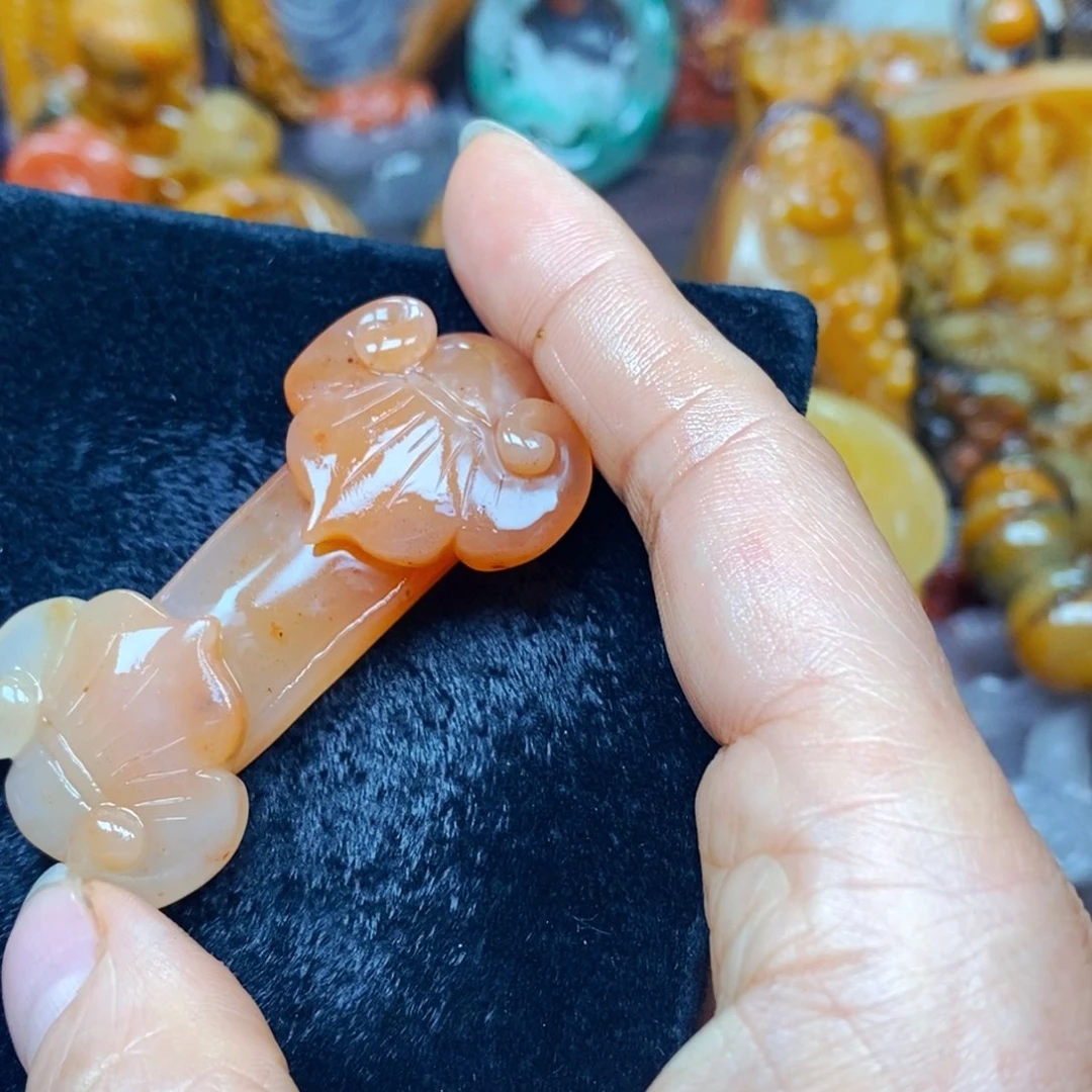 未镶嵌石英质玉（黄龙玉）颈饰