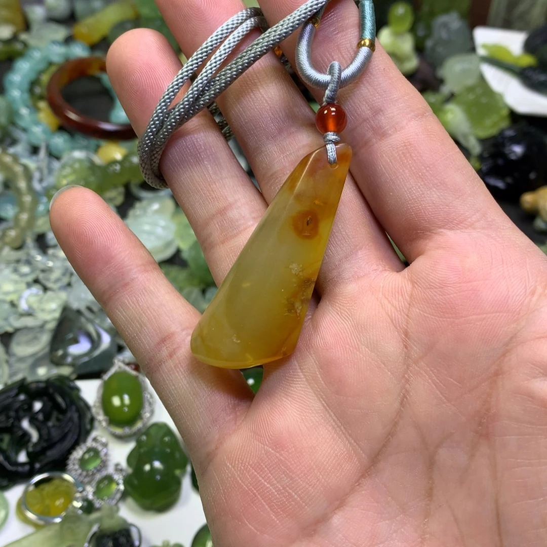 岫玉未镶嵌颈饰花玉随形