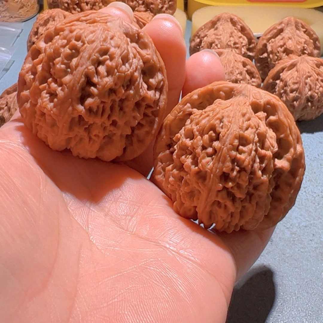 一***红文玩核桃把件南疆石 三角白