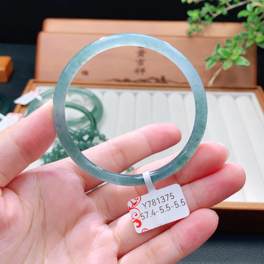 未镶嵌手镯（圆镯）翡翠