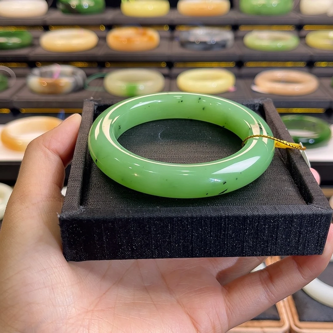 和田玉未镶嵌手镯苹果绿