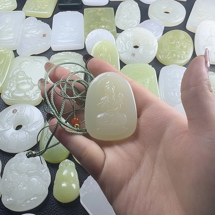 从***始石英质玉未镶嵌颈饰