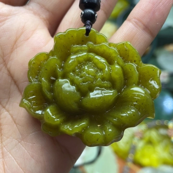 蛇纹石玉未镶嵌吊坠