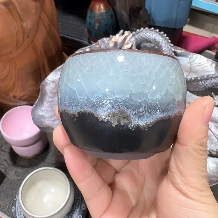 主人杯一个，瓷。。品茗