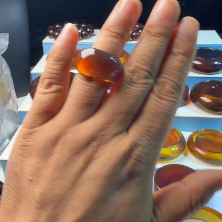 琥珀未镶嵌手镯红蜜胖头戒指