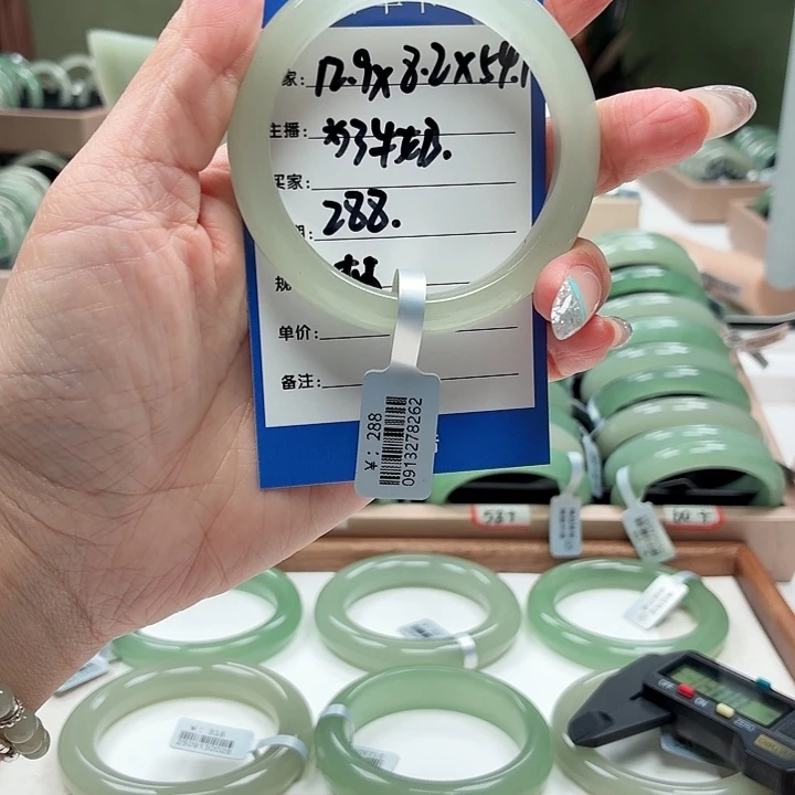 为***奶未镶嵌手镯石英岩玉