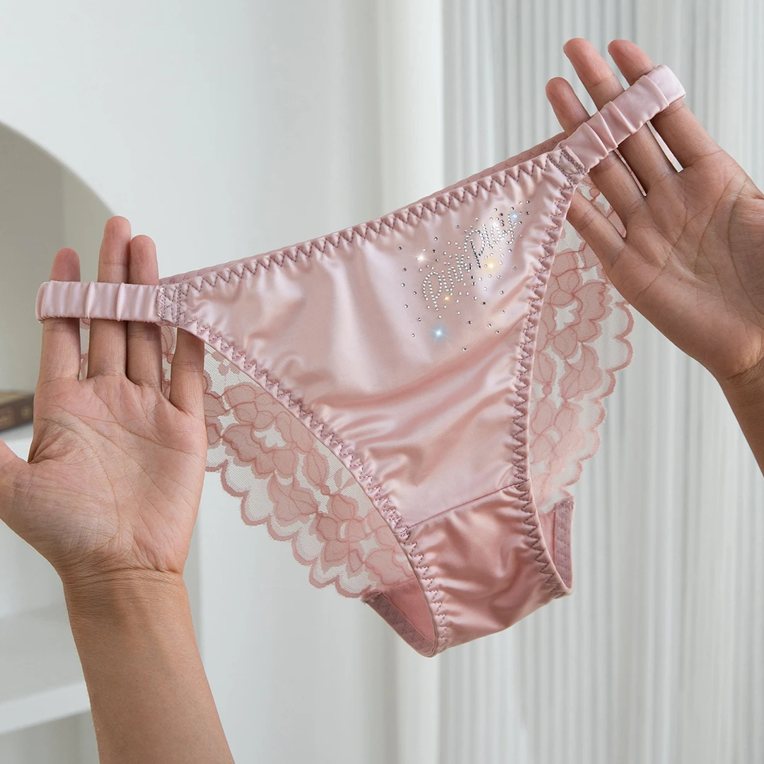新款钻饰中腰女士内裤蕾丝性感透气大码三角高弹缎面
