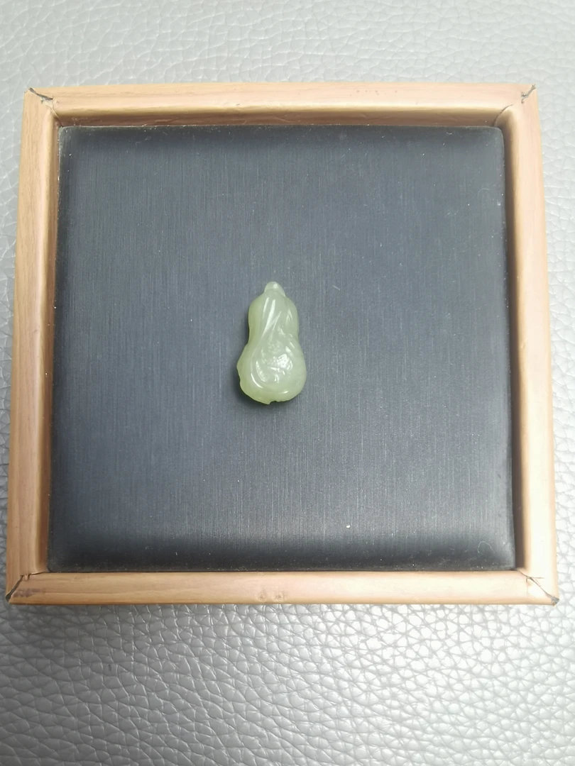 天然和田玉 精美小白菜 颜色多样性拍一发一长22宽10左右随机发货