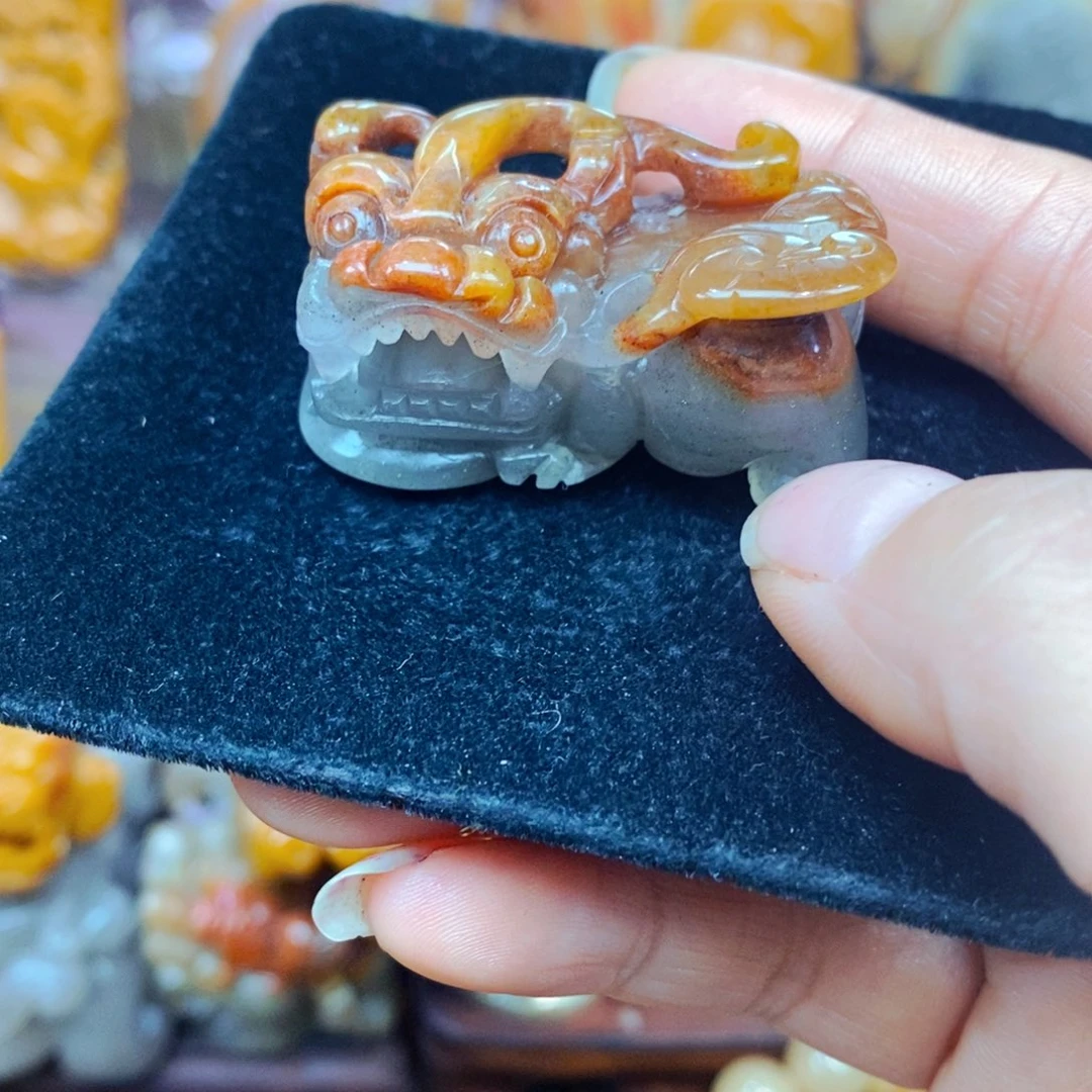 未镶嵌石英质玉（黄龙玉）颈饰