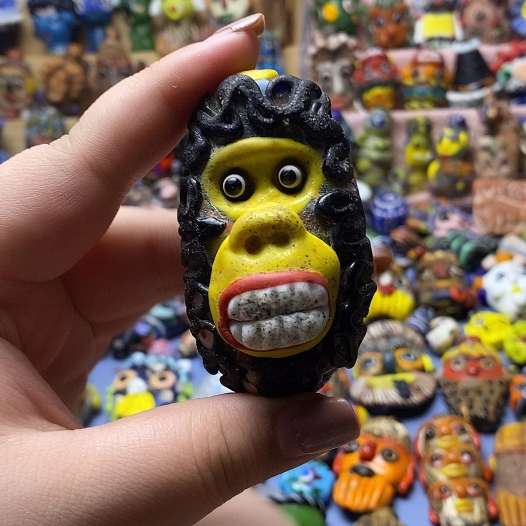 颈饰琉璃孤品大猩猩