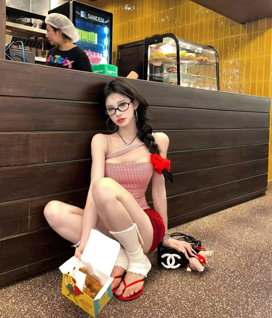 灰尘邓邓*甜辣修身显瘦辣妹时尚挂脖背心