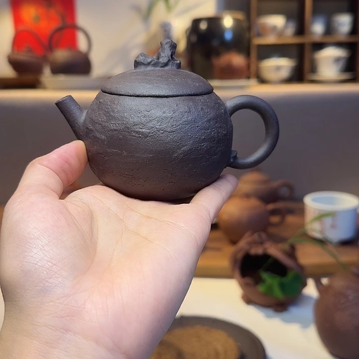 清****紫砂手捏壶180容量紫茄泥