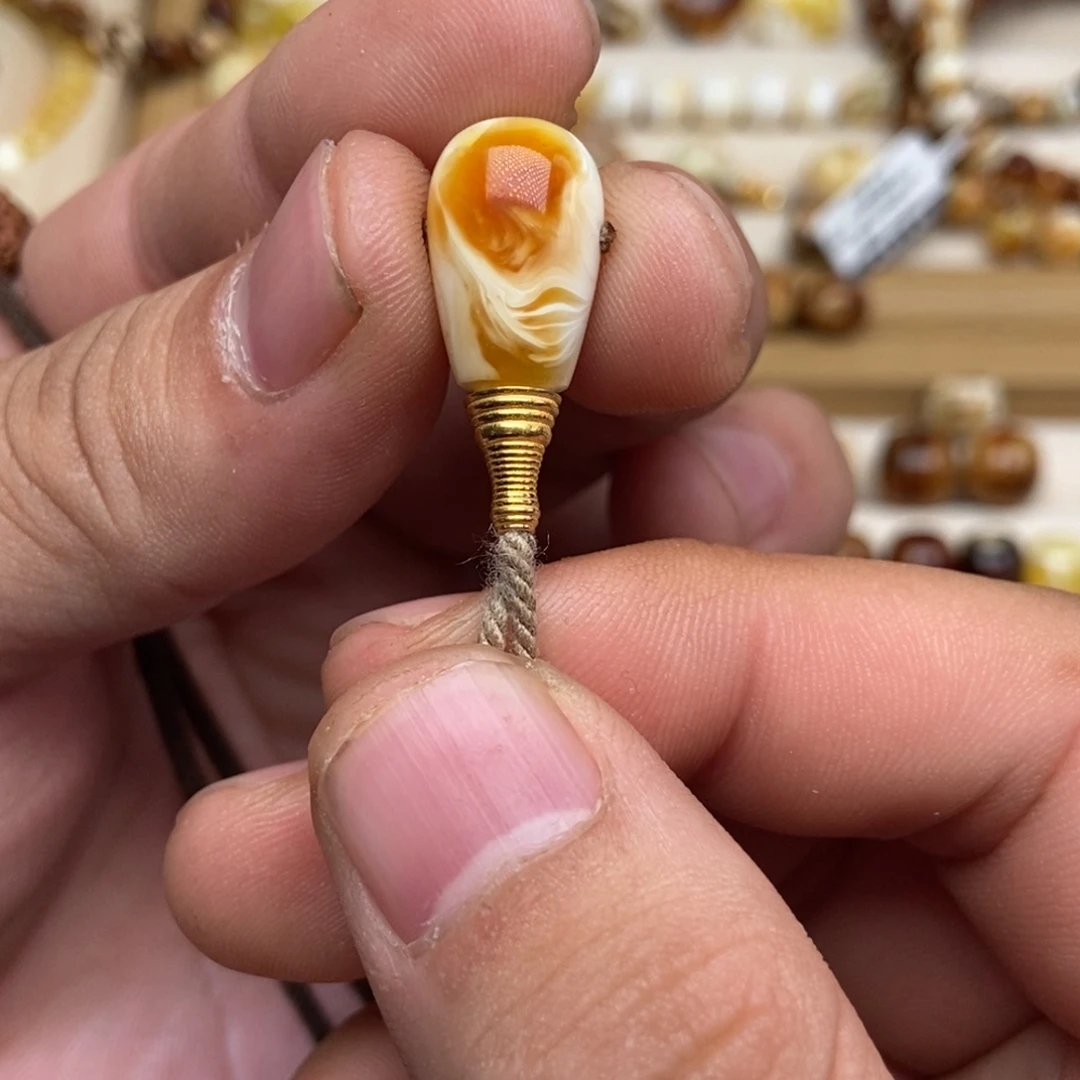 丁***丁琥珀未镶嵌裸石10.5mm