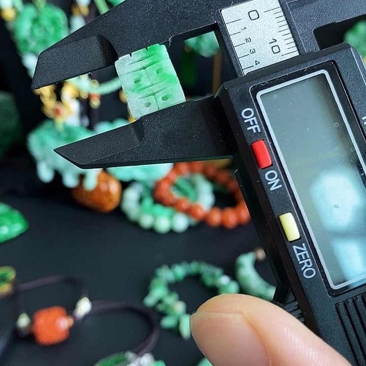 翡翠未镶嵌颈饰手链