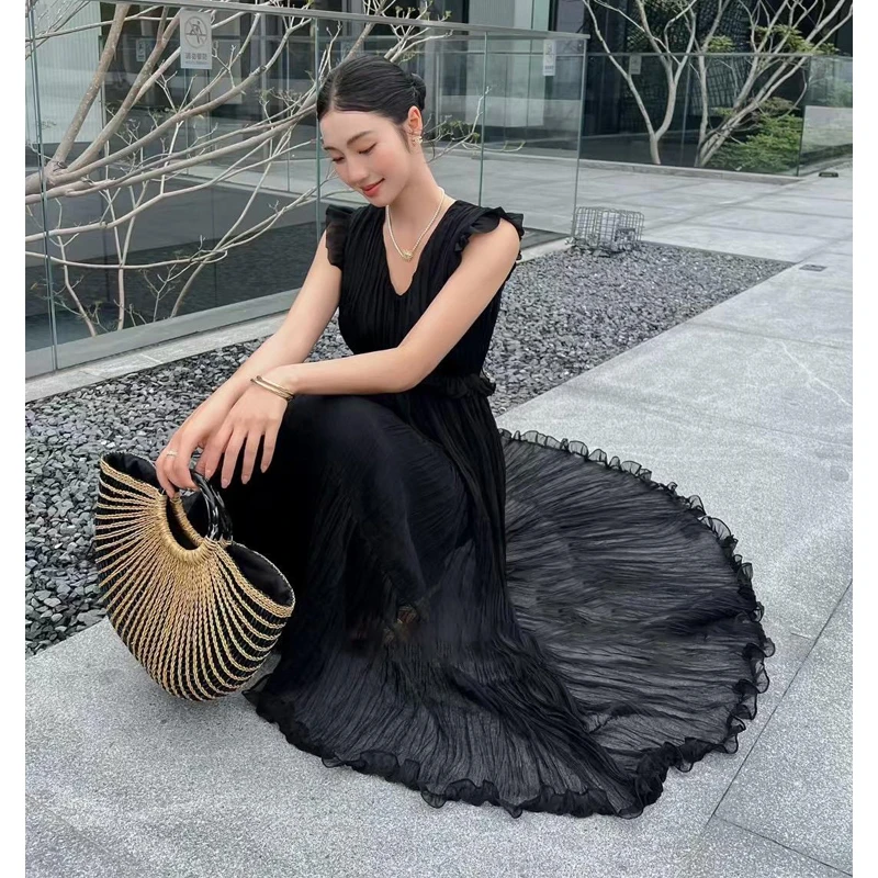 无袖压褶连衣裙女2025夏季新款法式浪漫设计感显瘦长款大摆裙子