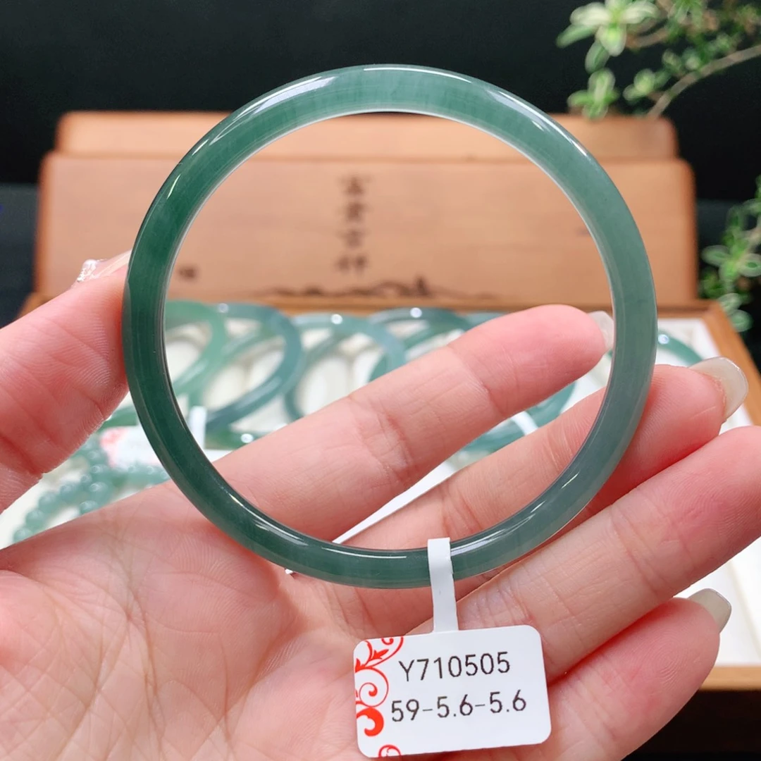 翡翠手镯未镶嵌天然