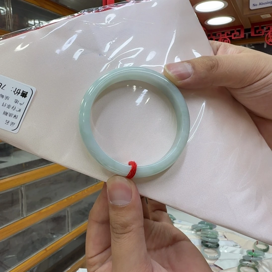 翡翠手镯未镶嵌翡翠