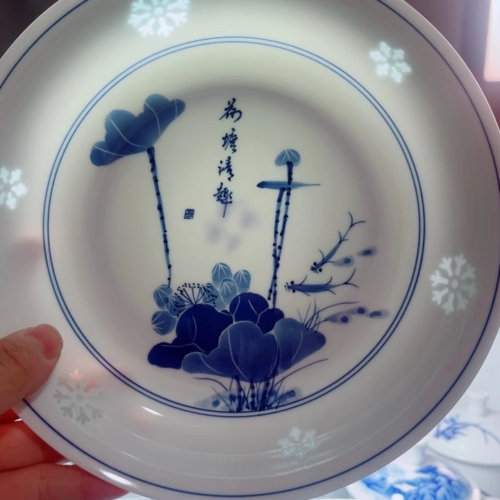 青花玲珑8寸窝盘手绘荷花雪花雕刻
