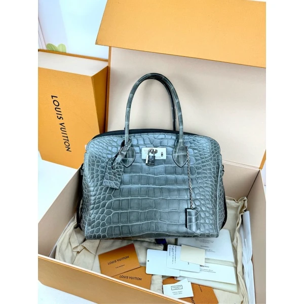 妃鱼/路易威登/95新/包包/市场价315000/250119XZ0028