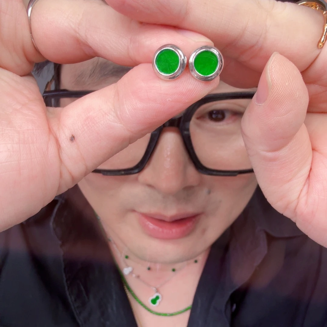 翡翠未镶嵌颈饰一对