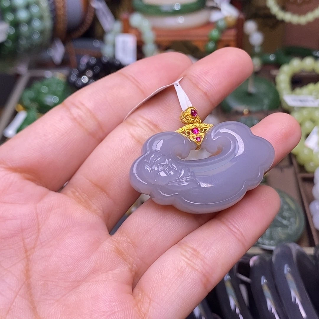 和田玉未镶嵌颈饰烟紫冰底老料金镶如意锁