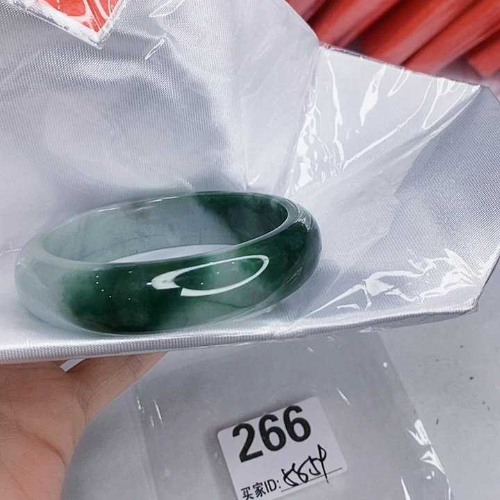 翡翠未镶嵌手镯一图一物实物为准（微瑕处理）