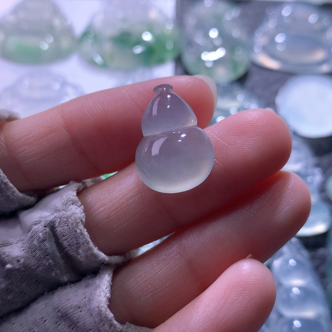 翡翠未镶嵌颈饰葫芦