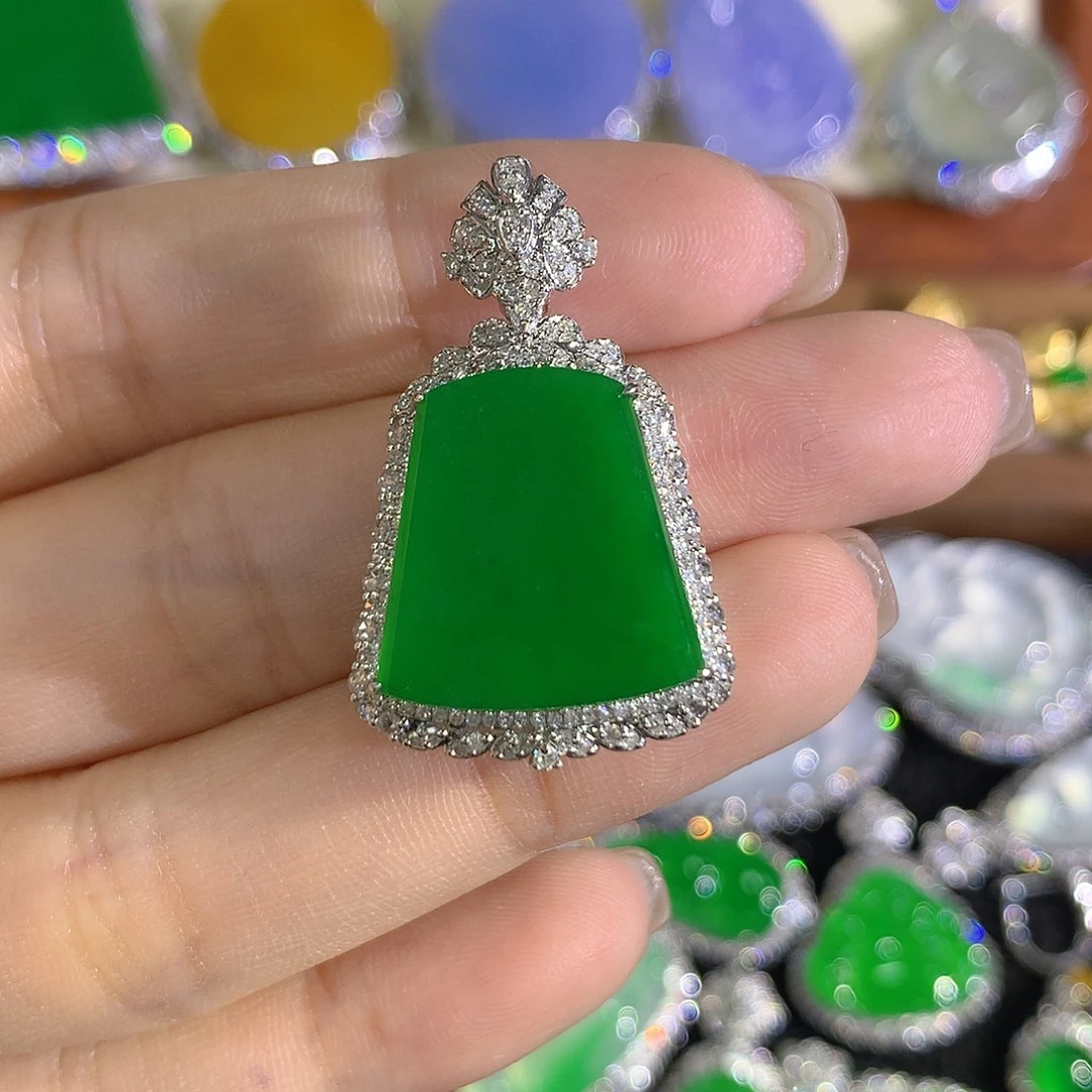 翡翠18K金镶嵌颈饰无事牌