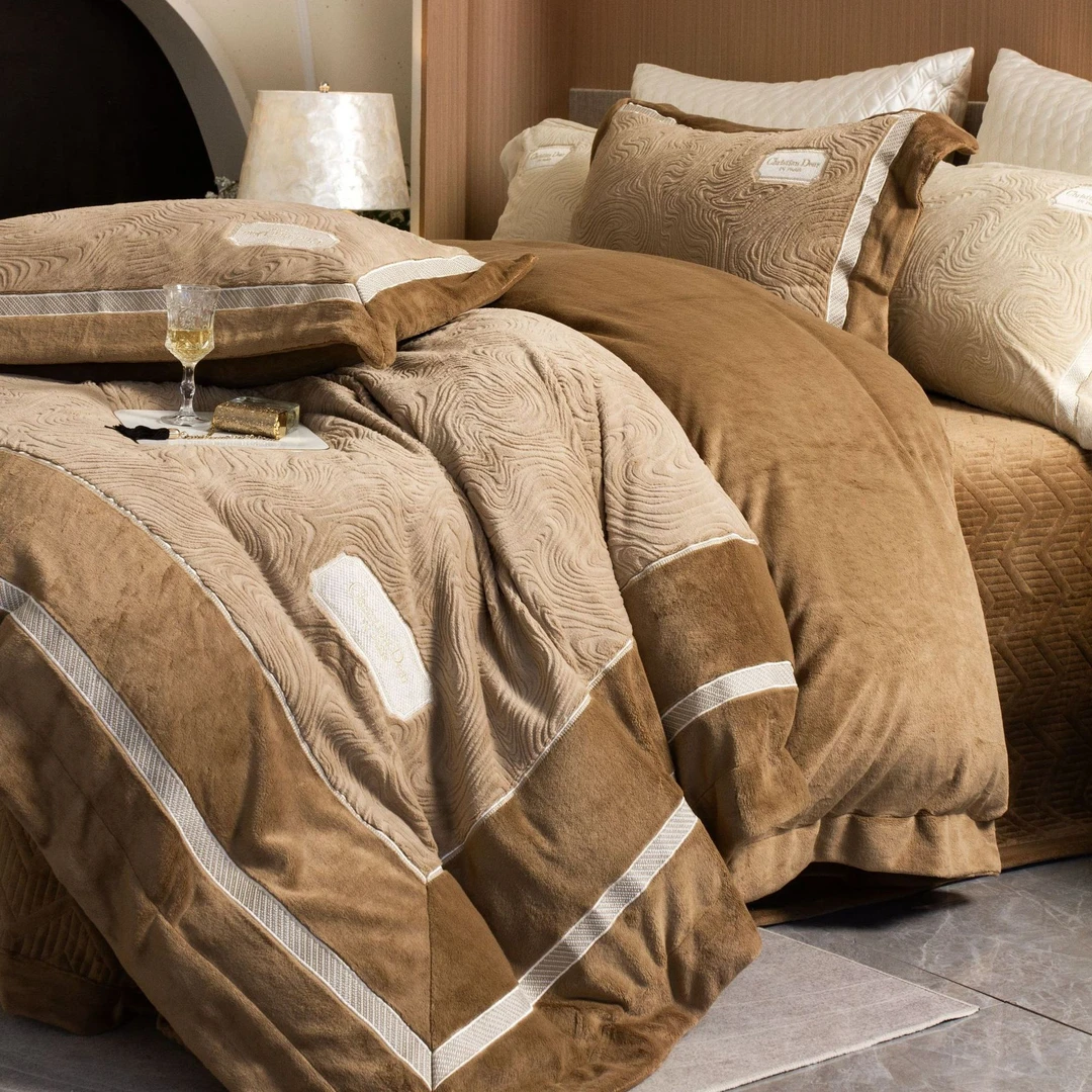 七彩湖 艾丽卡 高克重新款臻棉绒拼接刺绣高端雕花床盖保暖四件套