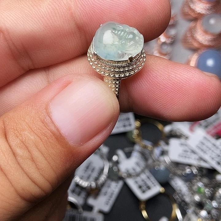 颈饰未镶嵌翡翠戒指
