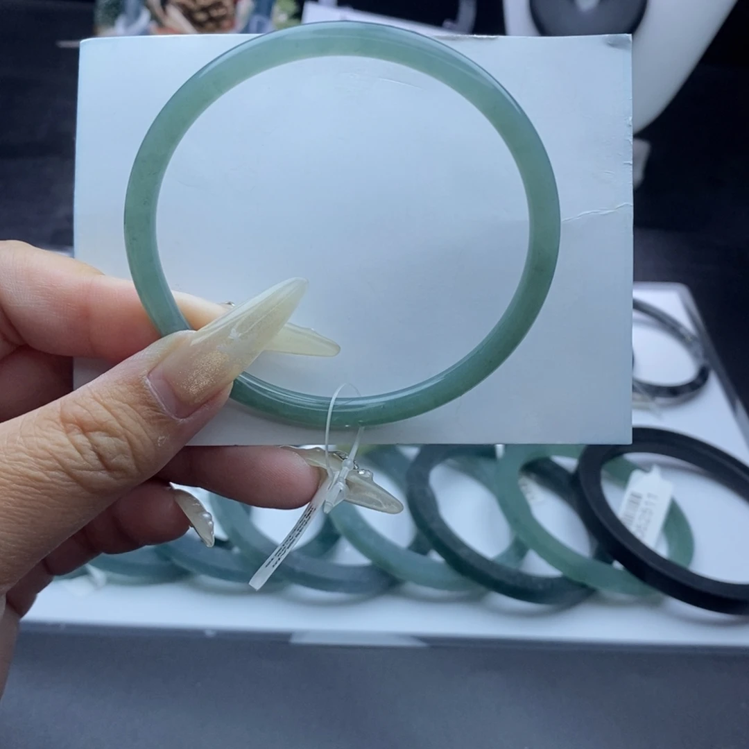 定制翡翠未镶嵌手镯浅绿