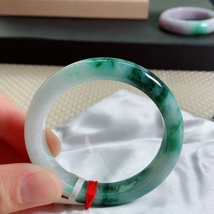 翡翠手镯未镶嵌52圈口飘绿手镯