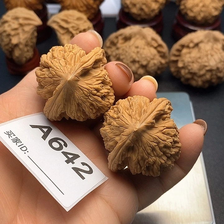 文玩核桃吊坠虎头4.0