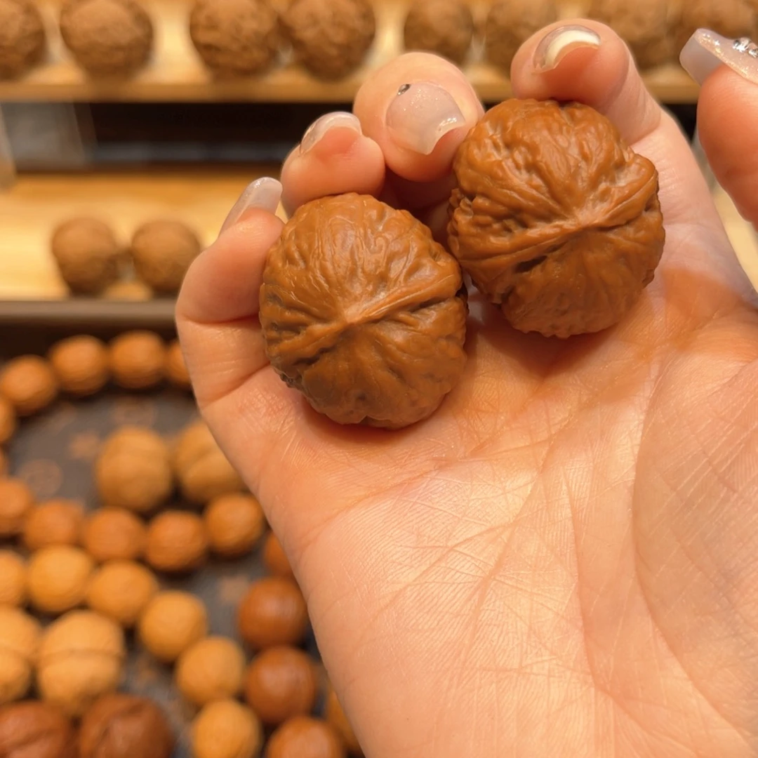 文玩核桃把件红皮元宝