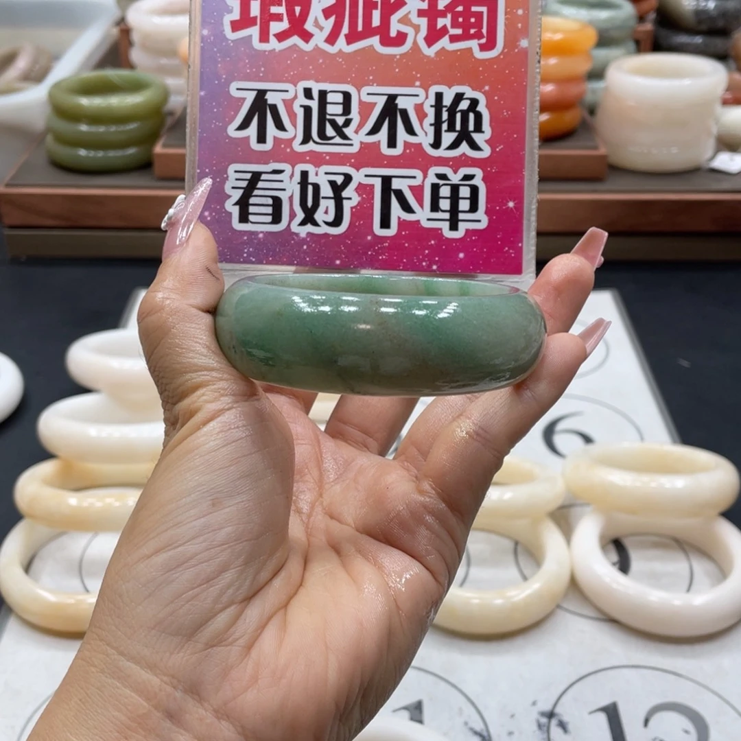 浅****石英质玉未镶嵌手镯