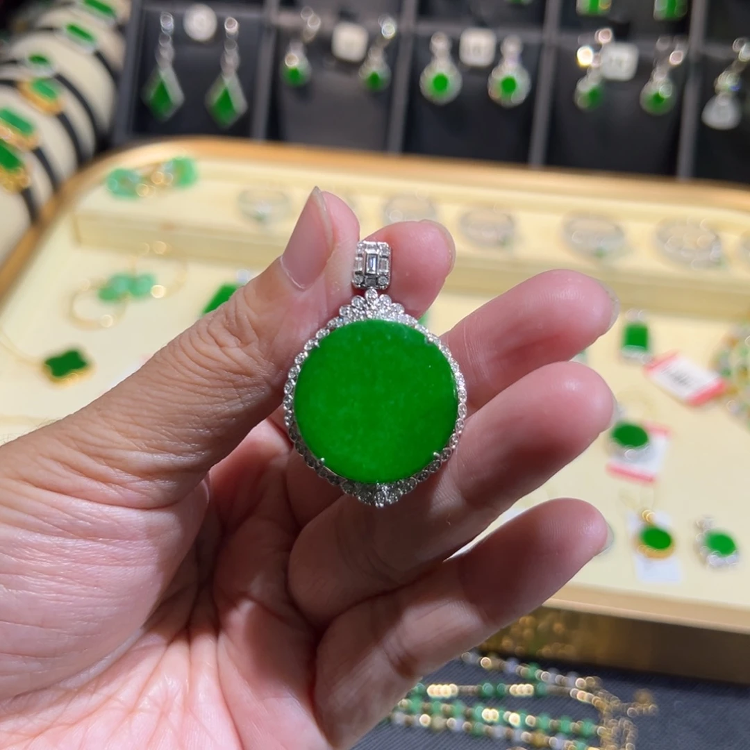 翡翠18K金镶嵌颈饰吊坠