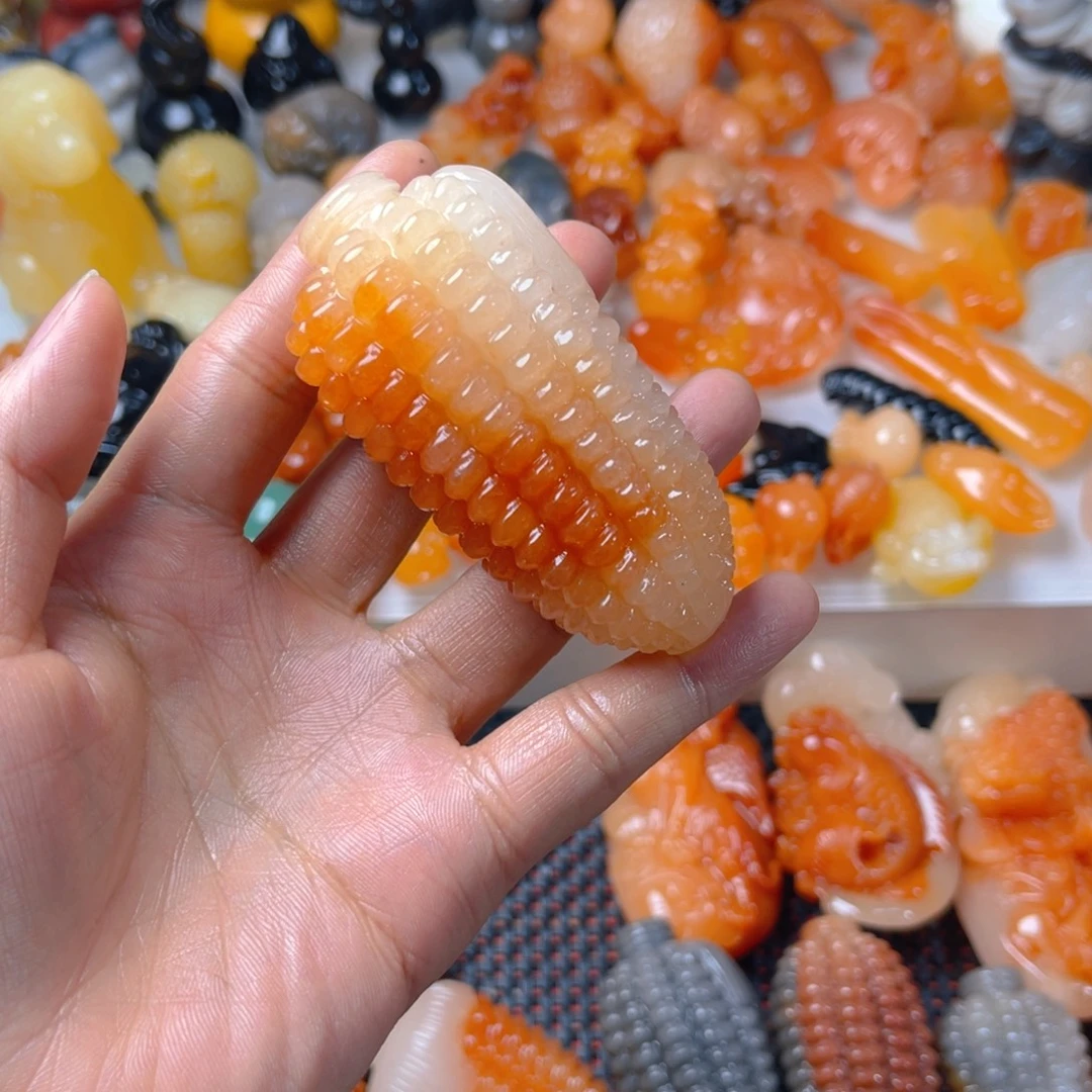 秀***颈饰未镶嵌石英质玉（金丝玉）