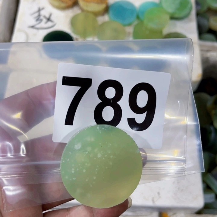 呜***人蛇纹石玉未镶嵌珠宝半成品