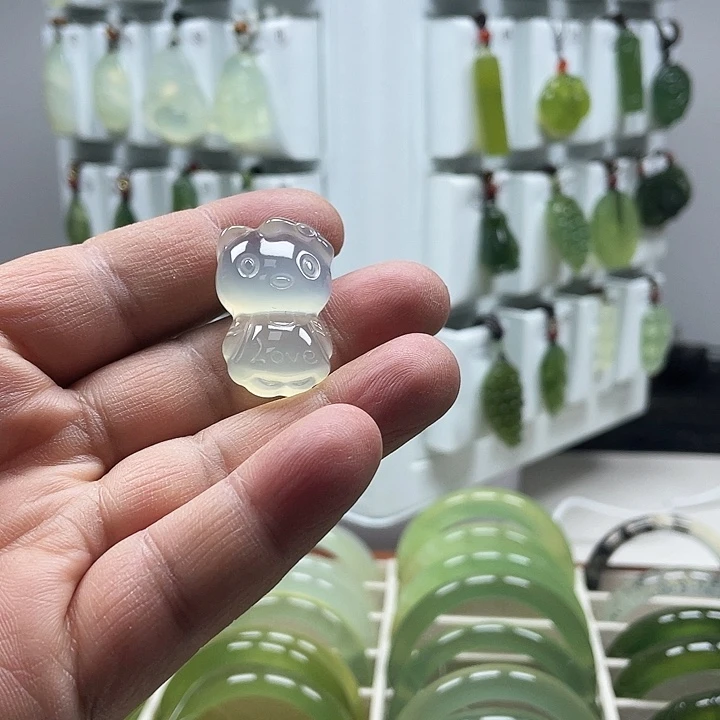 蛇纹石玉颈饰未镶嵌