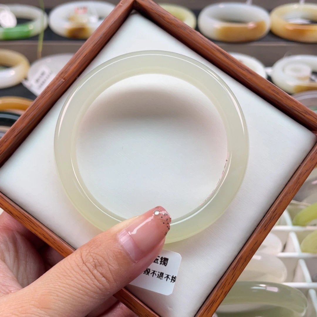 【闪购商品】和田玉手镯未镶嵌56